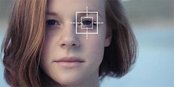 Das Gesicht einer Frau, welche vor ihrem rechten Auge sind zwei unterschiedlich große weiße Quadrate hat.